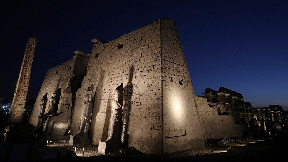 مصر.. سائحة أمريكية تلتقط صورا عارية في الأقصر والأمن يسلمها لسفارة بلادها بالقاهرة