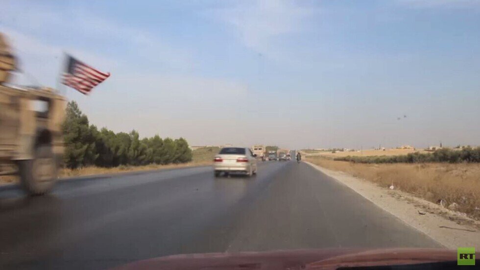 رتل للجيش السوري يتقابل مع قوات أمريكية منسحبة على طريق سريع!