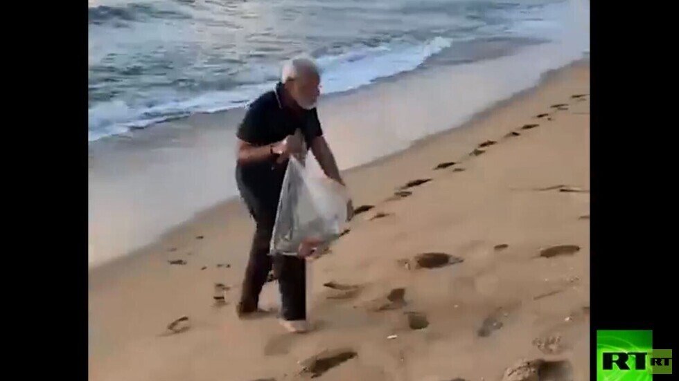 مودي يجمع القمامة حافي القدمين