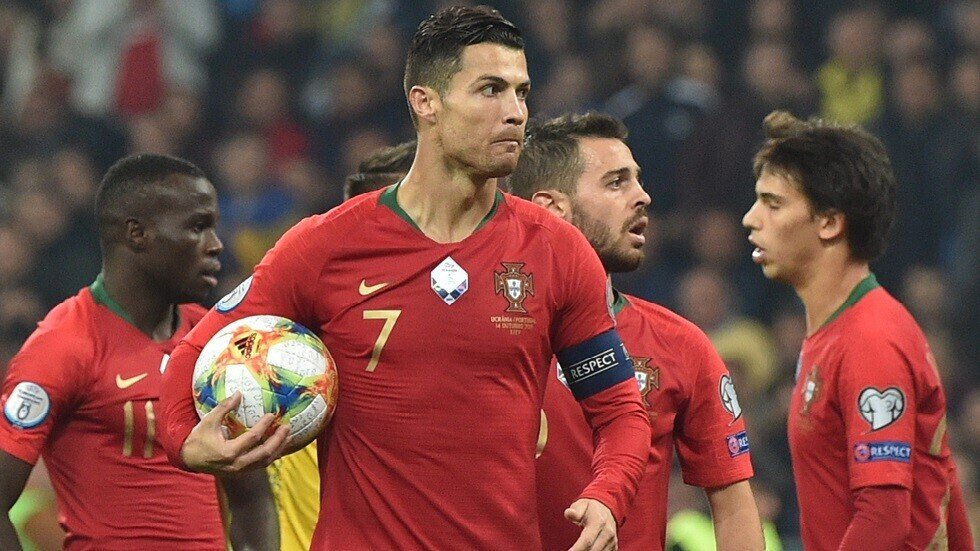 أول تعليق لرونالدو على تسجيله 700 هدف واقترابه من تحقيق إنجازين تاريخيين (فيديو)