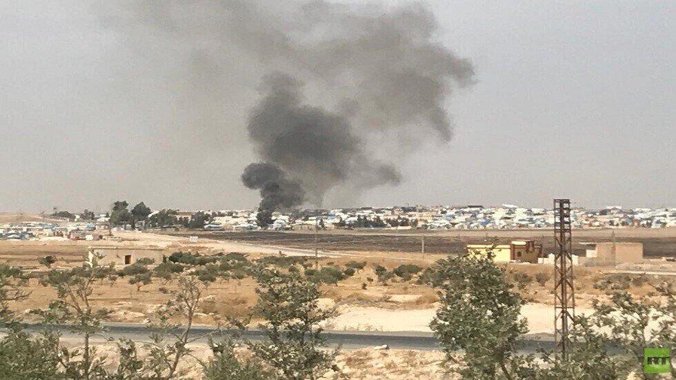 فيديو.. ذوو الدواعش يضرمون النار بخيامهم في عين عيسى