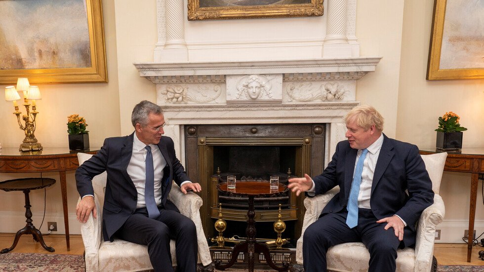 جونسون وستولتنبرغ: تركيا عضو مهم في الناتو لكن عليها التركيز على محاربة 