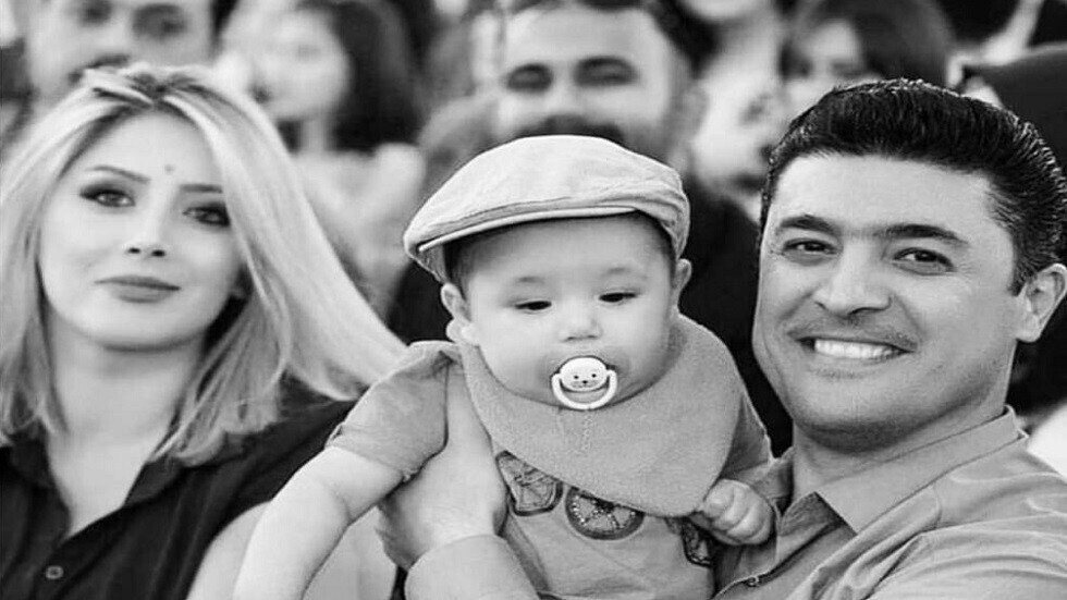 اغتيال إعلامي كردي وزوجته وطفله الصغير على يد مجهولين في العراق (صور)