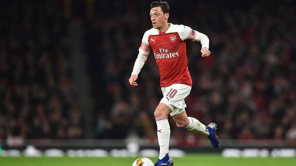 أوزيل باق مع أرسنال رغم تهميشه