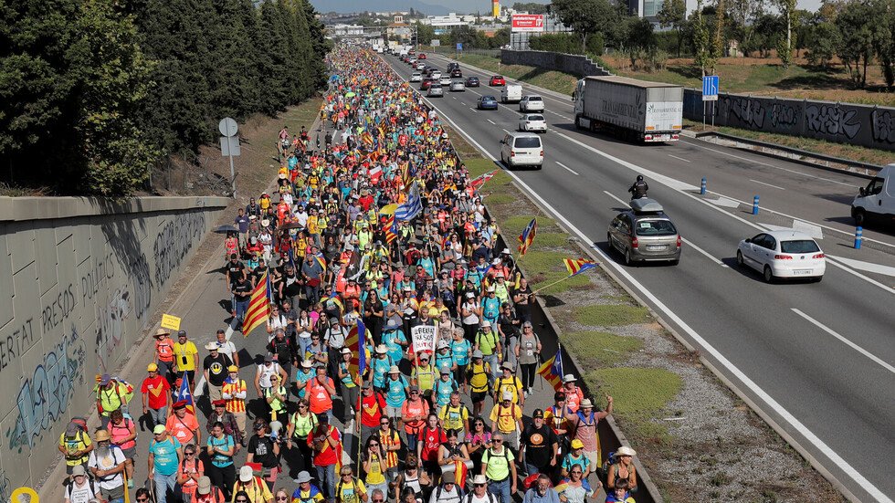 على خلفية احتجاجات غاضبة.. زعيم كتالونيا يدعو لاستفتاء انفصال جديد