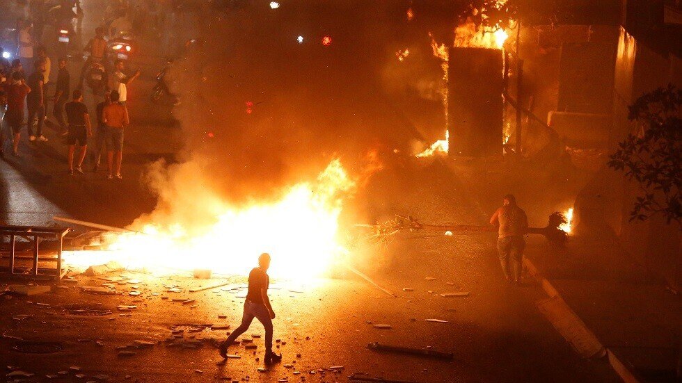 لبنان.. مواجهات بين المحتجين وشرطة مكافحة الشغب قرب مبنى الحكومة