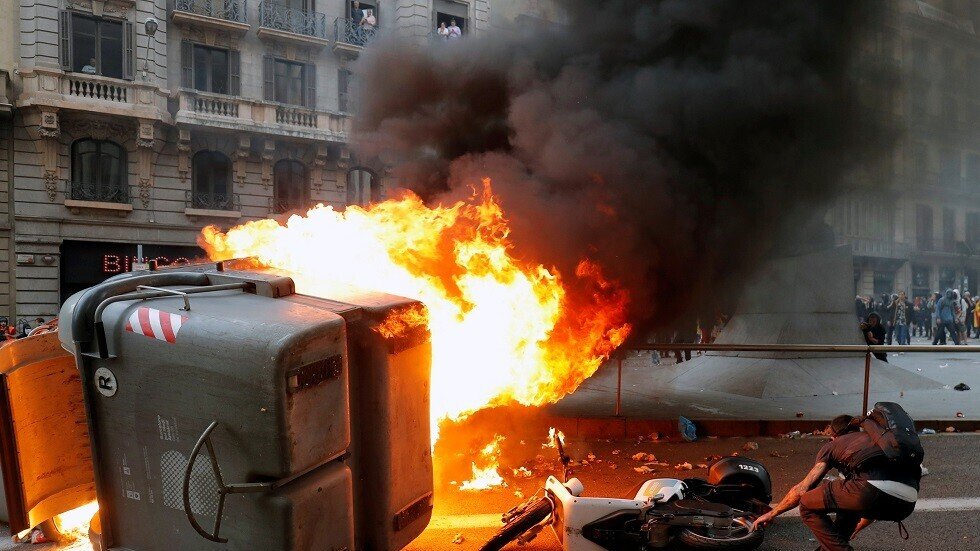 مواجهات بين متظاهرين والشرطة في برشلونة