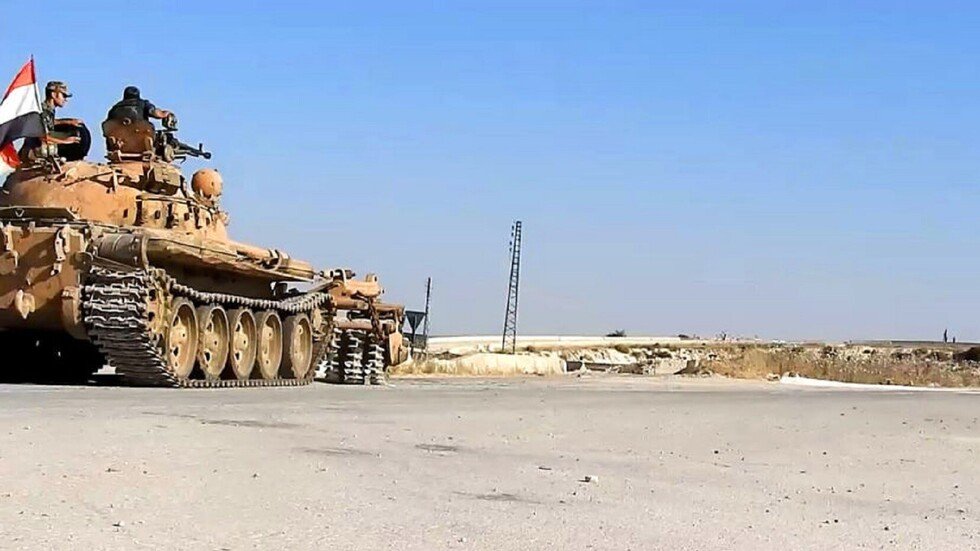 رفع العلم السوري عند نقطة التفتيش الحدودية مع تركيا في عين العرب