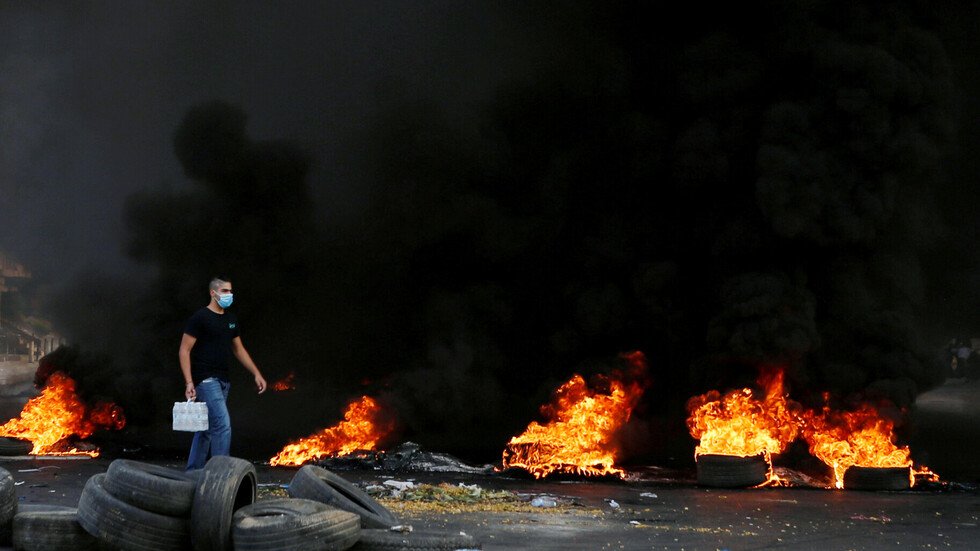 لبنان.. بيان للمتظاهرين في بيروت يطالب باستقالة رؤساء الجمهورية والحكومة والبرلمان