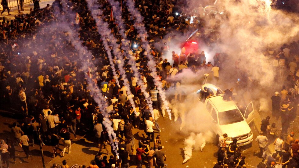 تصاعد حدة الاشتباكات في لبنان.. محاولات لاقتحام القصر الجمهوري وفرض طوق أمني على 