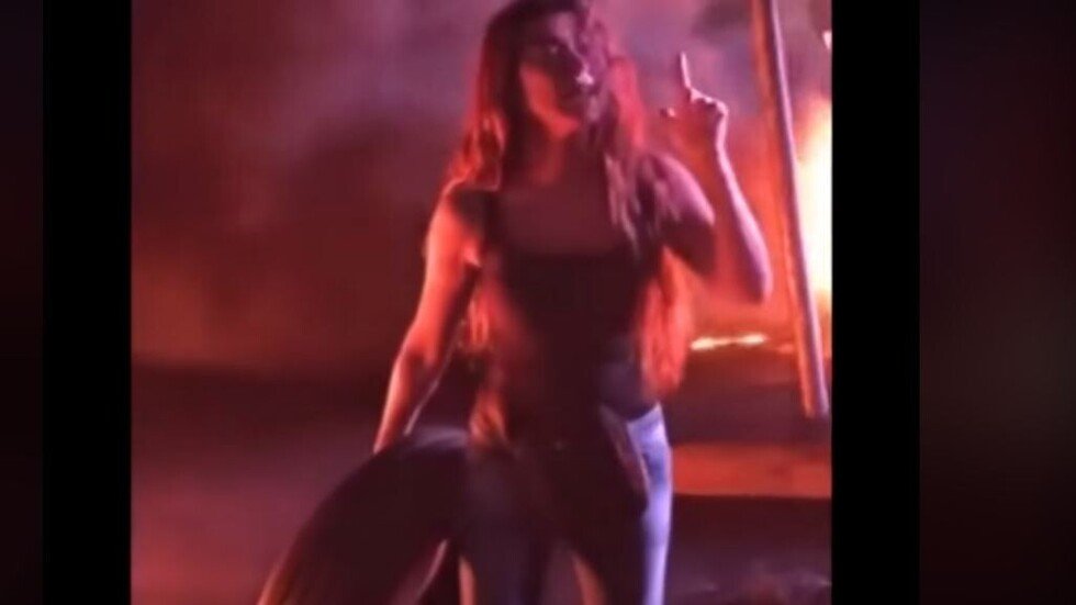 الفنانة اللبنانية نادين الراسي تنفجر غضبا في شوارع بيروت