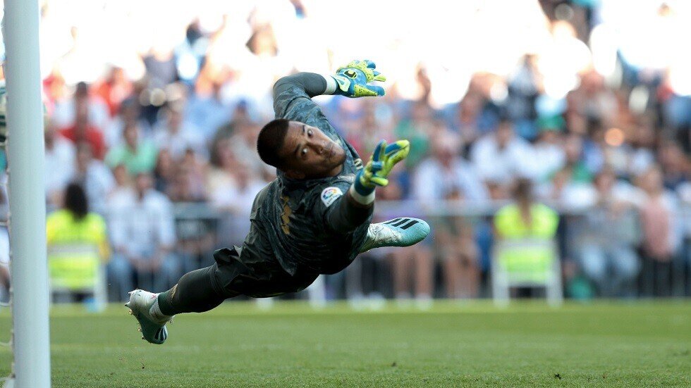 حارس مرمى يحمي عرينه من هدف "عابر للقارات" ببراعة (فيديو)