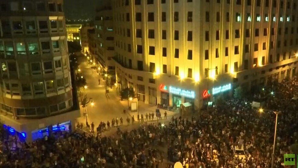 مظاهرات حاشدة في بيروت احتجاجا على الأوضاع المعيشية