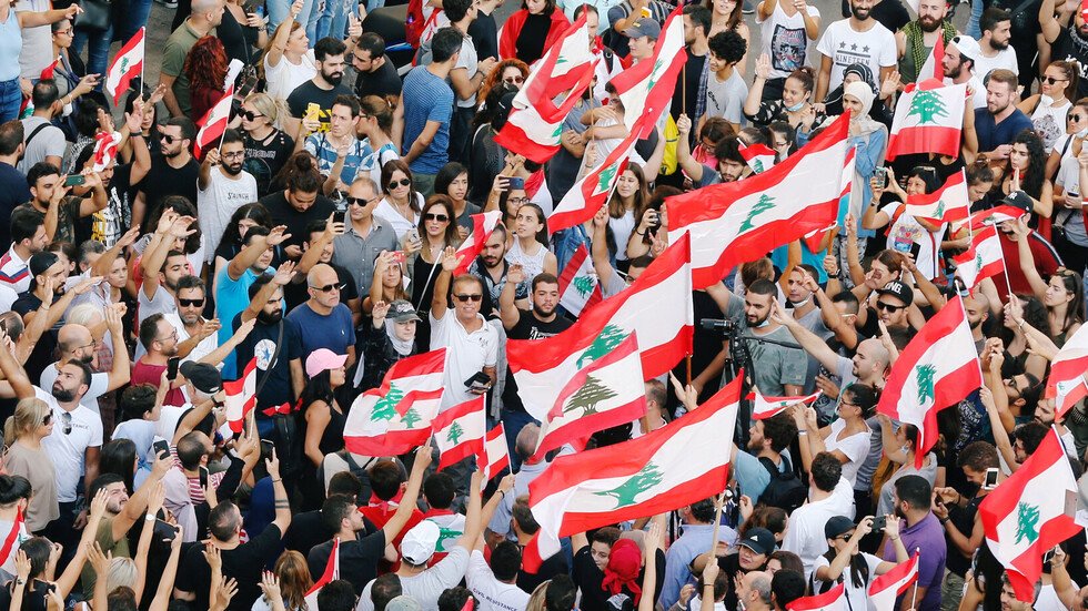 حكومة لبنان تتبنى ميزانية خالية من ضرائب جديدة وتجتمع الأحد لإيجاد مخرج من الأزمة