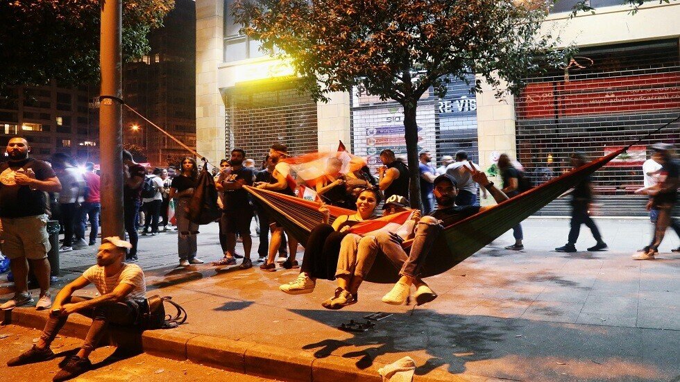 دبكة ومشاوي وحمام سباحة.. طرائف المظاهرات اللبنانية