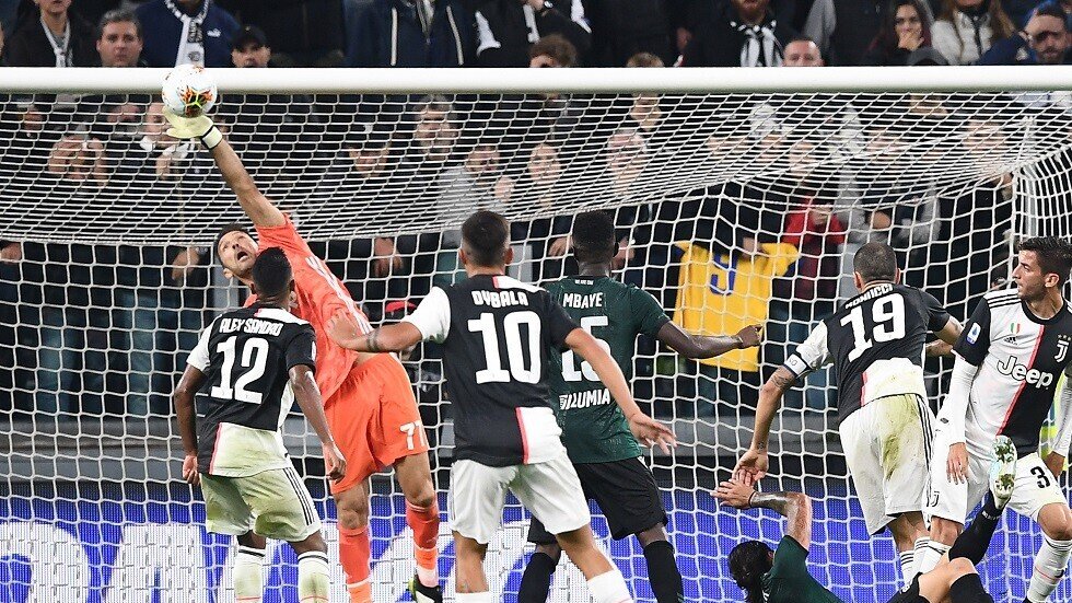 بوفون ينقذ "السيدة العجوز" ببراعة وخبرة (فيديو)