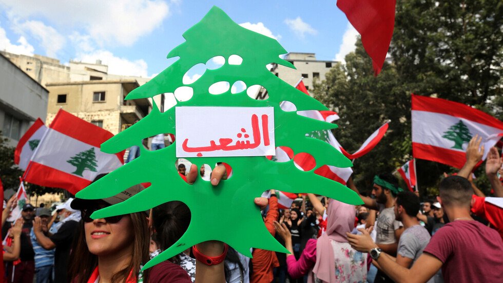 اللبنانيون يتظاهرون لليوم الخامس وترقب لخطوة الحريري