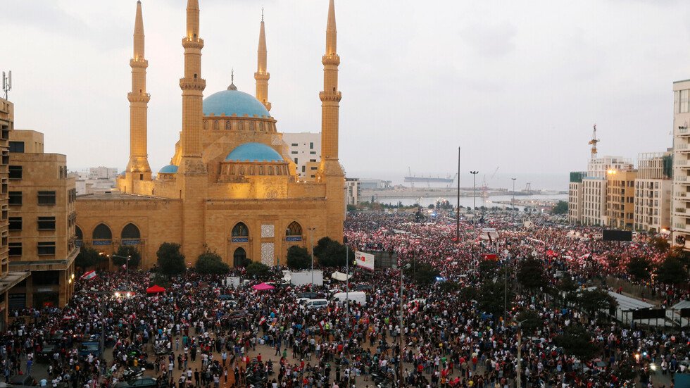 المحتجون يطالبون الحريري بالرحيل