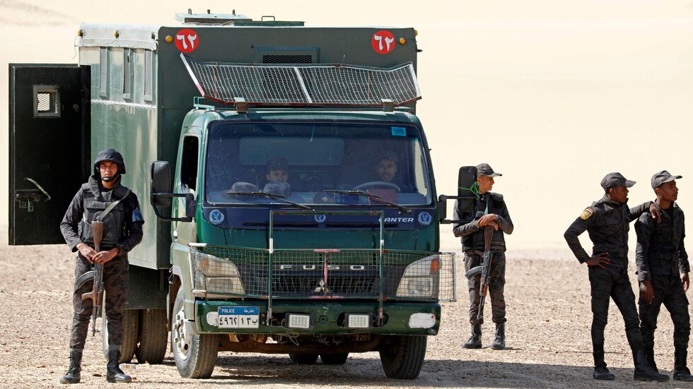 ضابط شرطة مصري يخاطب متظاهرين بطريقة لافتة في قضية 