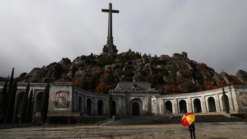 إسبانيا.. نقل رفات فرانكو من مقبرة الدولة