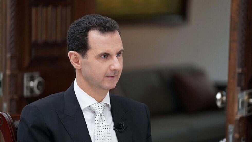 الأسد يتفقد الخطوط الأمامية ببلدة الهبيط في ريف إدلب (صور)