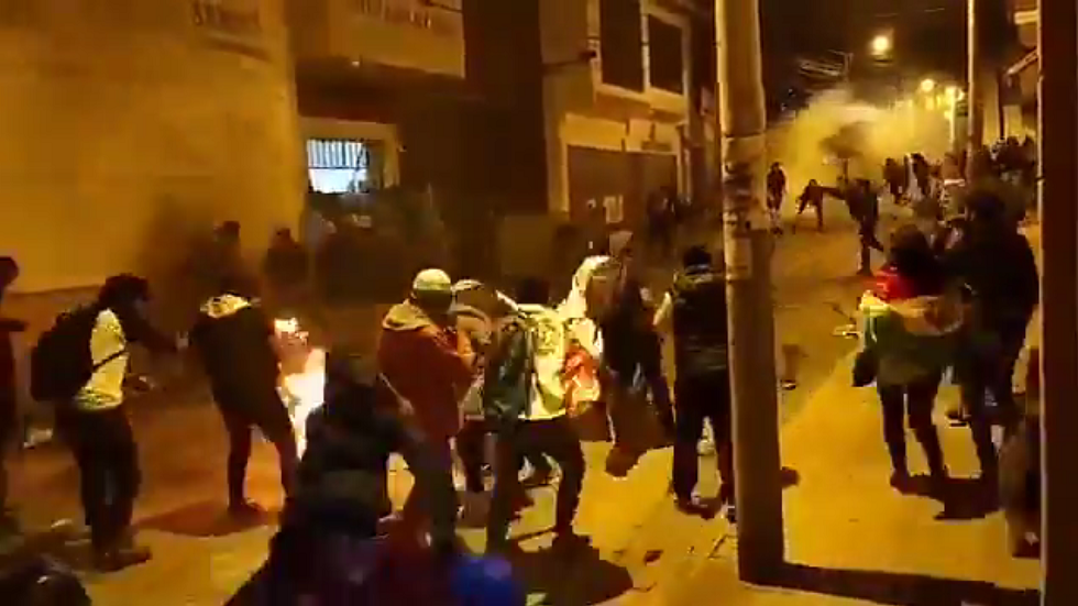 الشرطة البوليفية تهرب من وابل حجارة المحتجين