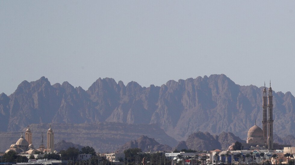 الحكومة البريطانية ترفع القيود عن الرحلات الجوية إلى شرم الشيخ