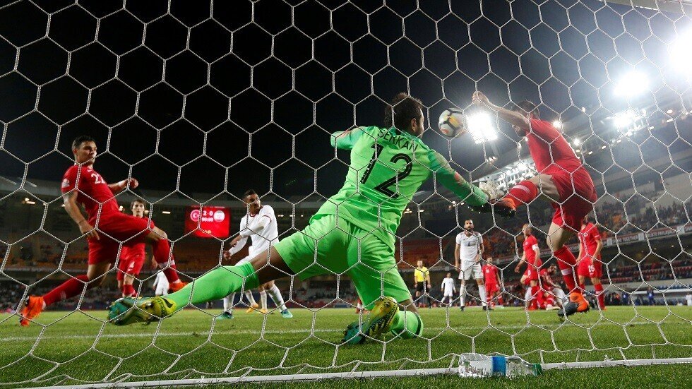 شاهد..  حارس مرمى يقوم بخطأ غريب ويسجل أسرع حالة طرد