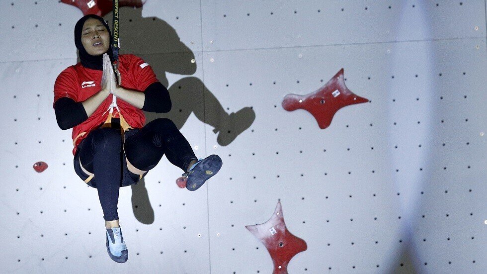 بالفيديو.. "المرأة العنكبوت" تتحدى الجاذبية وتصنع المستحيل