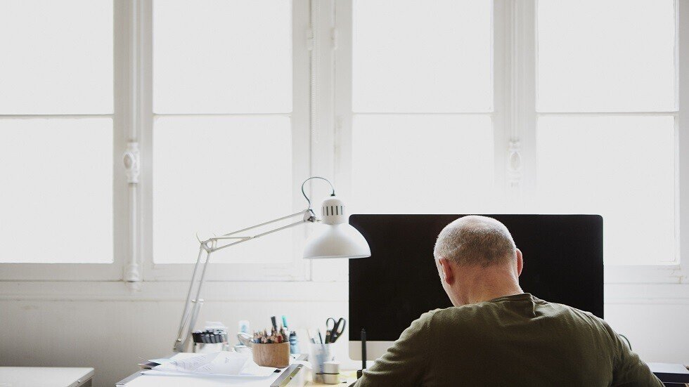 ساعات العمل الطويلة تزيد من إصابة الرجال بالصلع