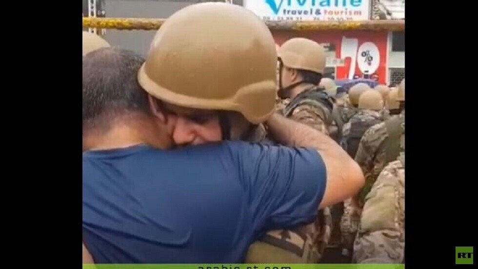 لحظات مؤثرة بين جندي لبناني والمحتجين