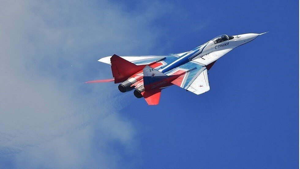 طائرة روسية تحلق بخلاف قوانين الفيزياء