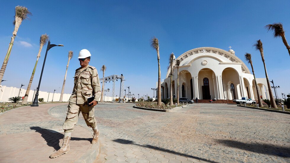 المهندسون العسكريون في مصر ينقذون جسرا من الانهيار كاد يؤدي لكارثة