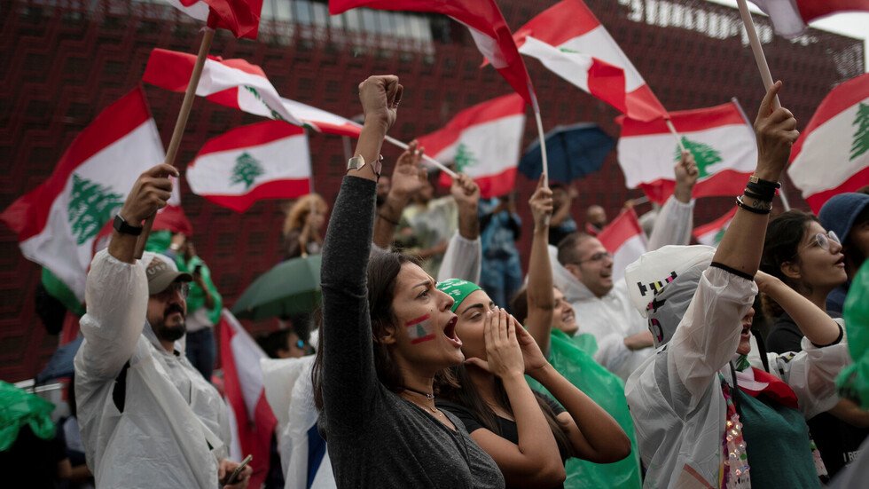 احتجاجات لبنان في يومها التاسع.. هل بدأ "العد العكسي"؟