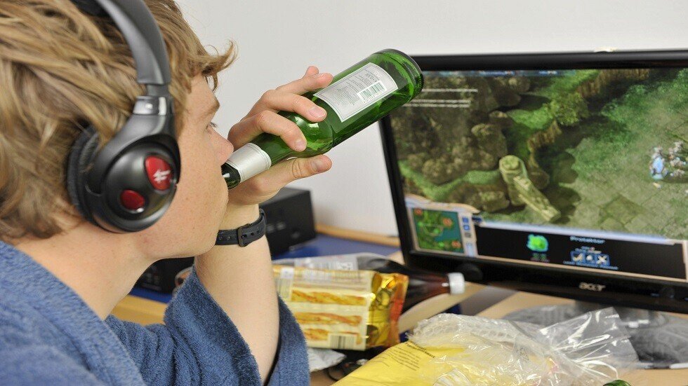 الالكترونيات تحفز المراهقين على استهلاك السكر والكافيين