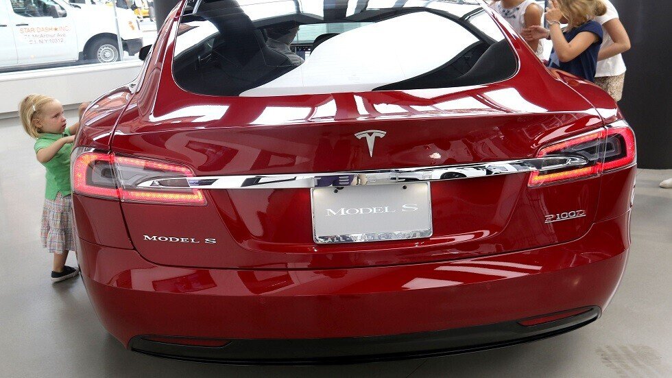 رجل حي يحترق داخل سيارة كهربائية