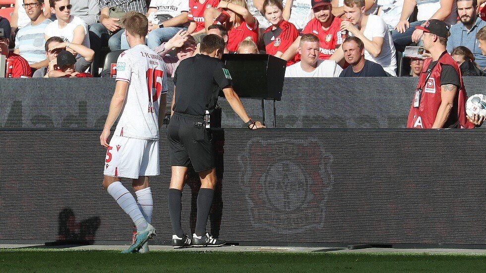 تقنية المساعدة بالفيديو تربك المعنيين في الدوري الإنجليزي