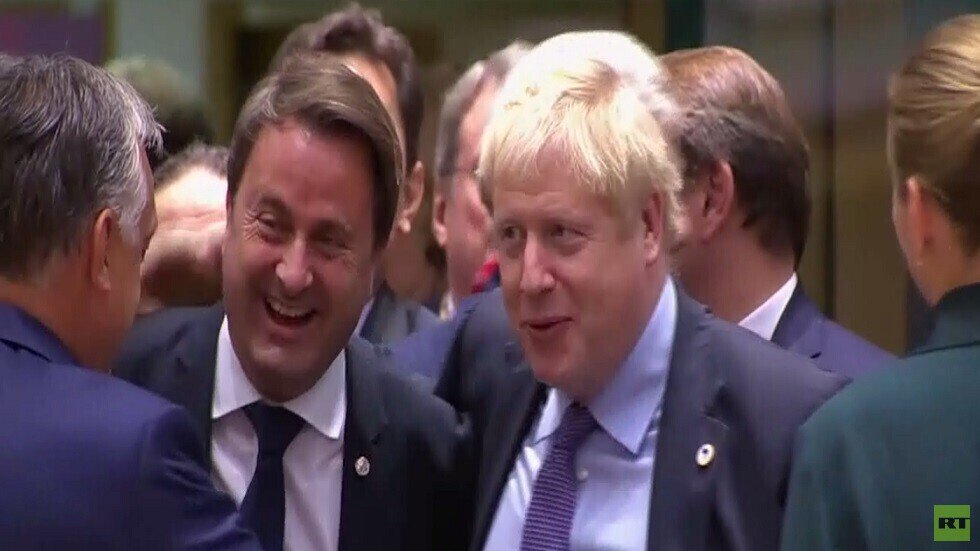 استمرار الجدل بين جونسون والمعارضة