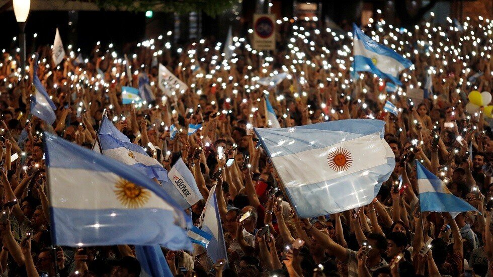 الأرجنتين عشية انتخابات الرئاسة وسط أزمة اقتصادية وانهيار العملة