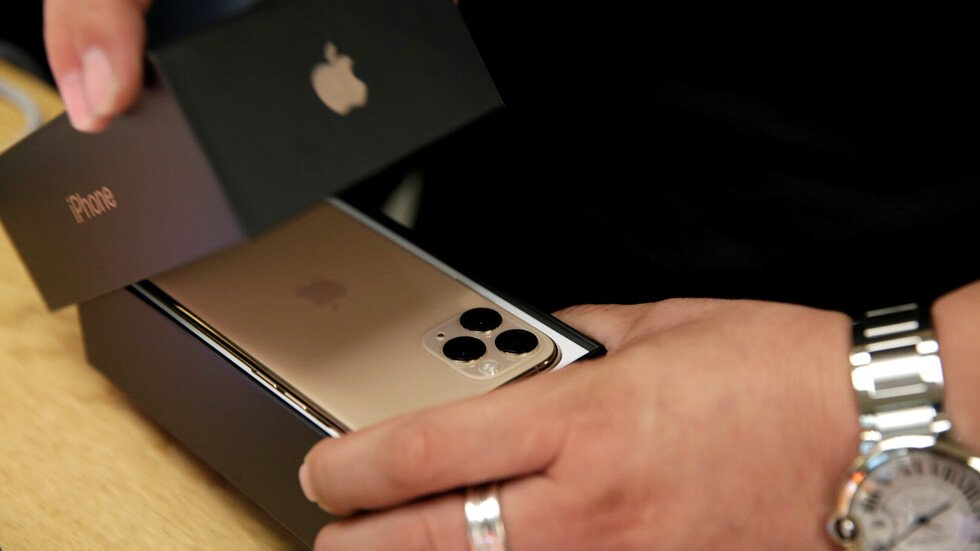 "آيفون" الجديد يثير غضب ترامب