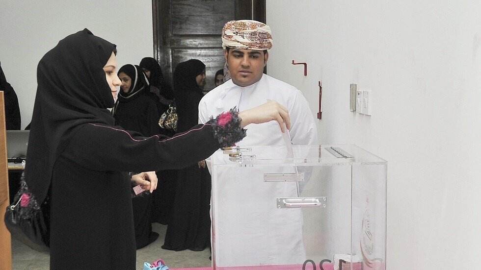 عمان.. بدء التصويت لانتخاب 86 عضوا في مجلس الشورى (صور)