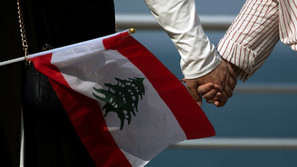 في اليوم الـ12.. لبنان مقطع الأوصال ومخاوف على الليرة