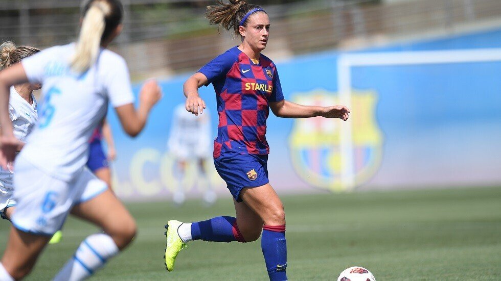 بالصور.. طفلة ترفض مرافقة لاعبة برشلونية بسبب قميص ريال مدريد