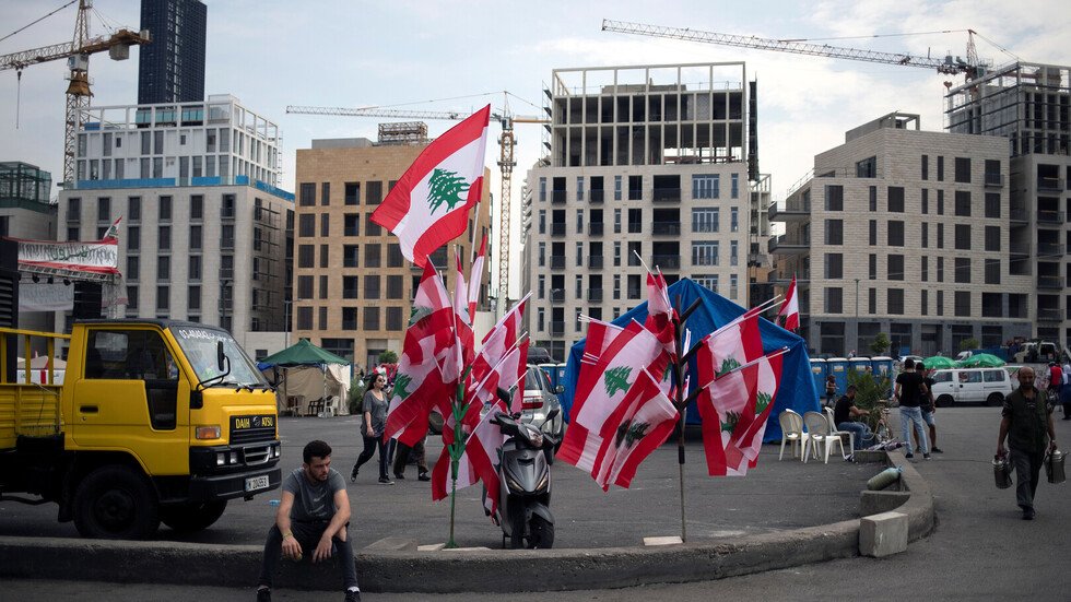 تراجع حدة احتجاجات لبنان وحراك سياسي لافت