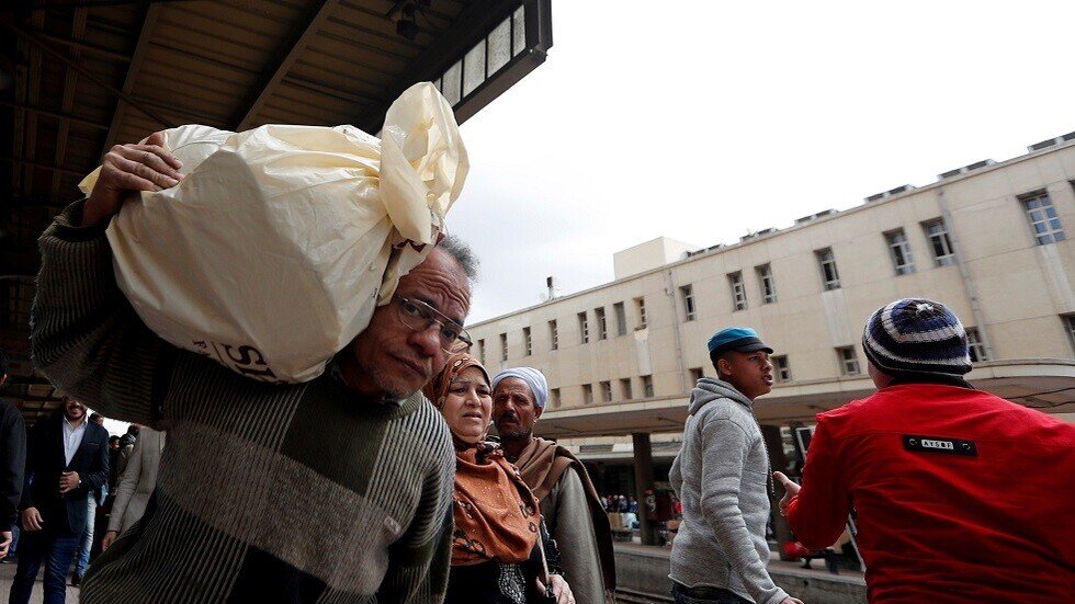 ملابسات مصرع شخص وإصابة آخر بعد سقوطهما من قطار في مصر
