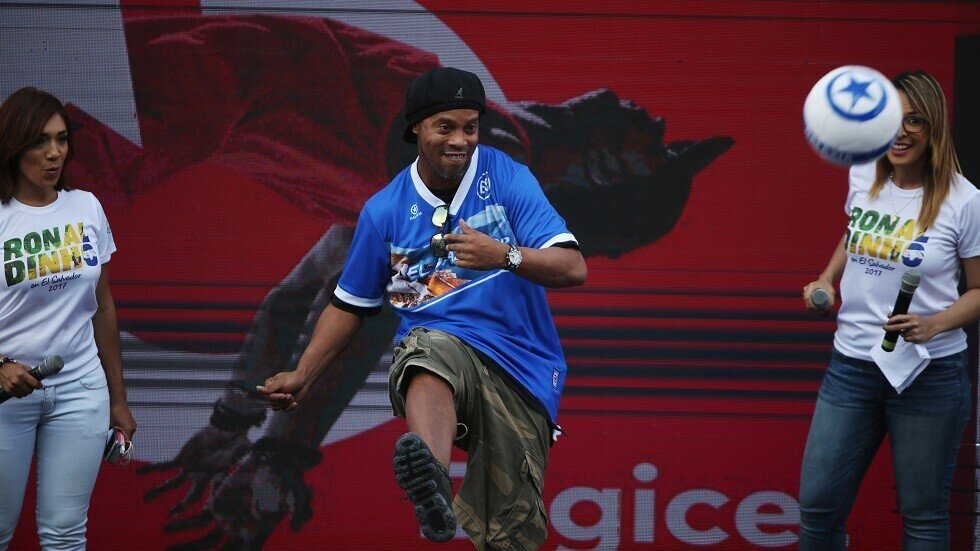 رونالدينيو يثير سخط الجماهير العربية بصورة