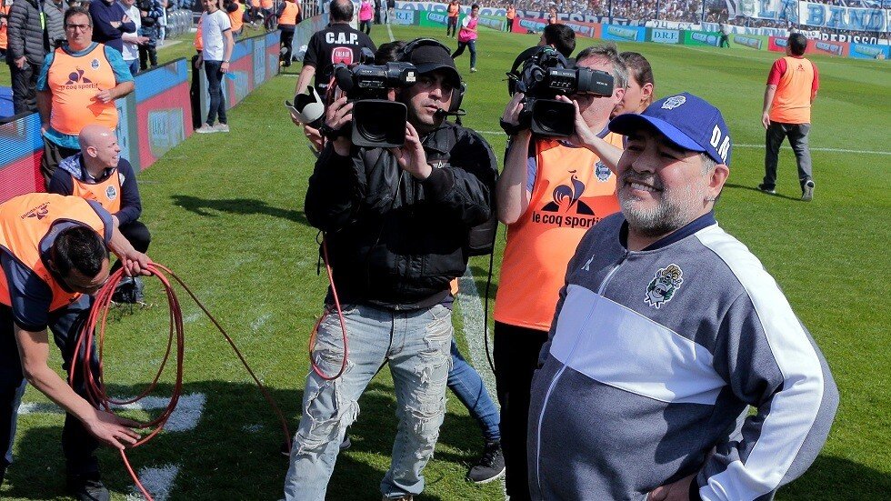 مارادونا يرقص على شرفة أمام مشجعي ناديه (فيديو)