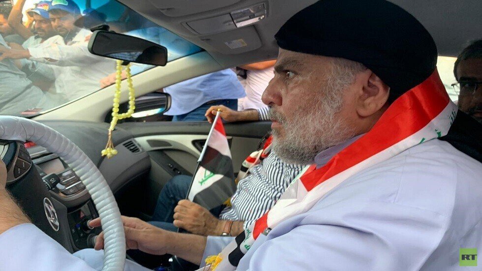 مقتدى الصدر يقود سيارته بين المتظاهرين في النجف (صور)