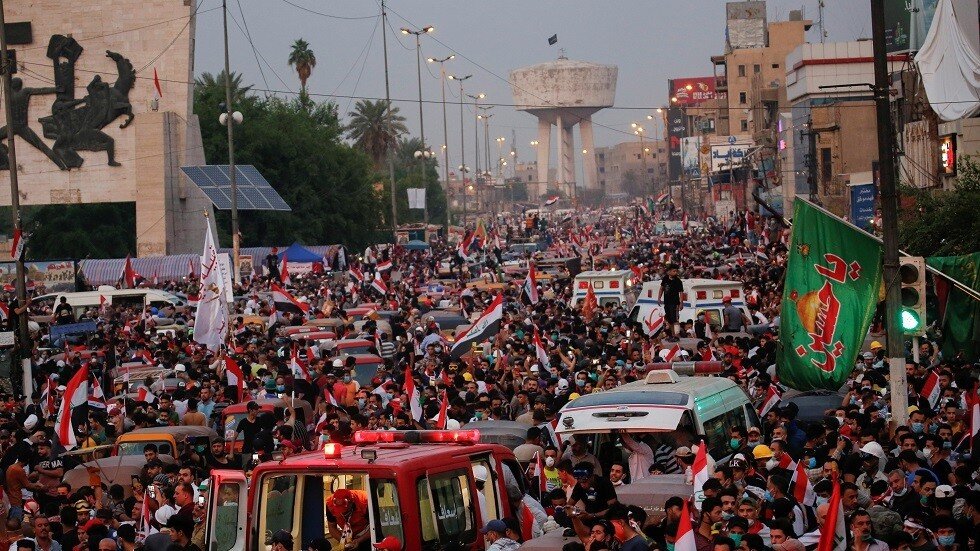 مراسلنا: الاحتجاجات تتحول إلى مليونية مع انضمام مقتدى الصدر إلى الاعتصام في النجف