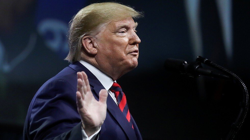 "جاهل وبذيء ومهرج".. الشتائم تلاحق ترامب في شيكاغو